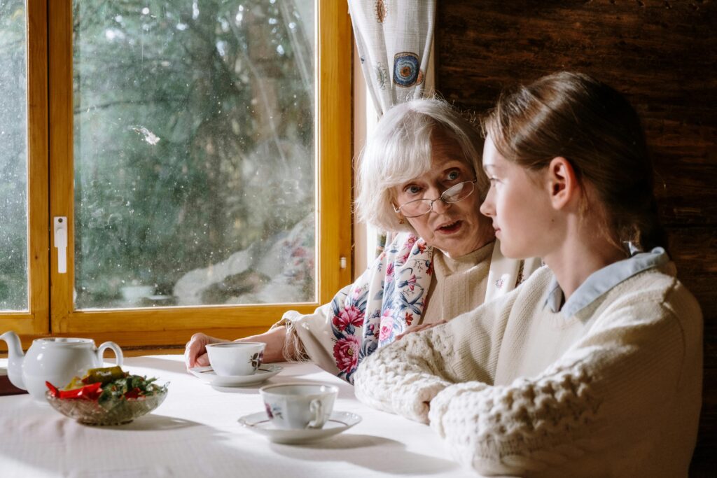 Ältere Frau spricht mit einem jungen Mädchen – Bildimpuls für DaF- und DaZ-Unterricht zum Thema Generationen