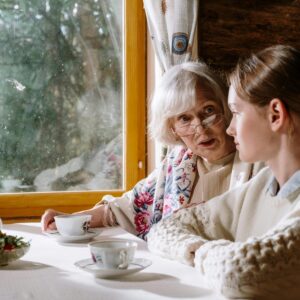 Ältere Frau spricht mit einem jungen Mädchen – Bildimpuls für DaF- und DaZ-Unterricht zum Thema Generationen